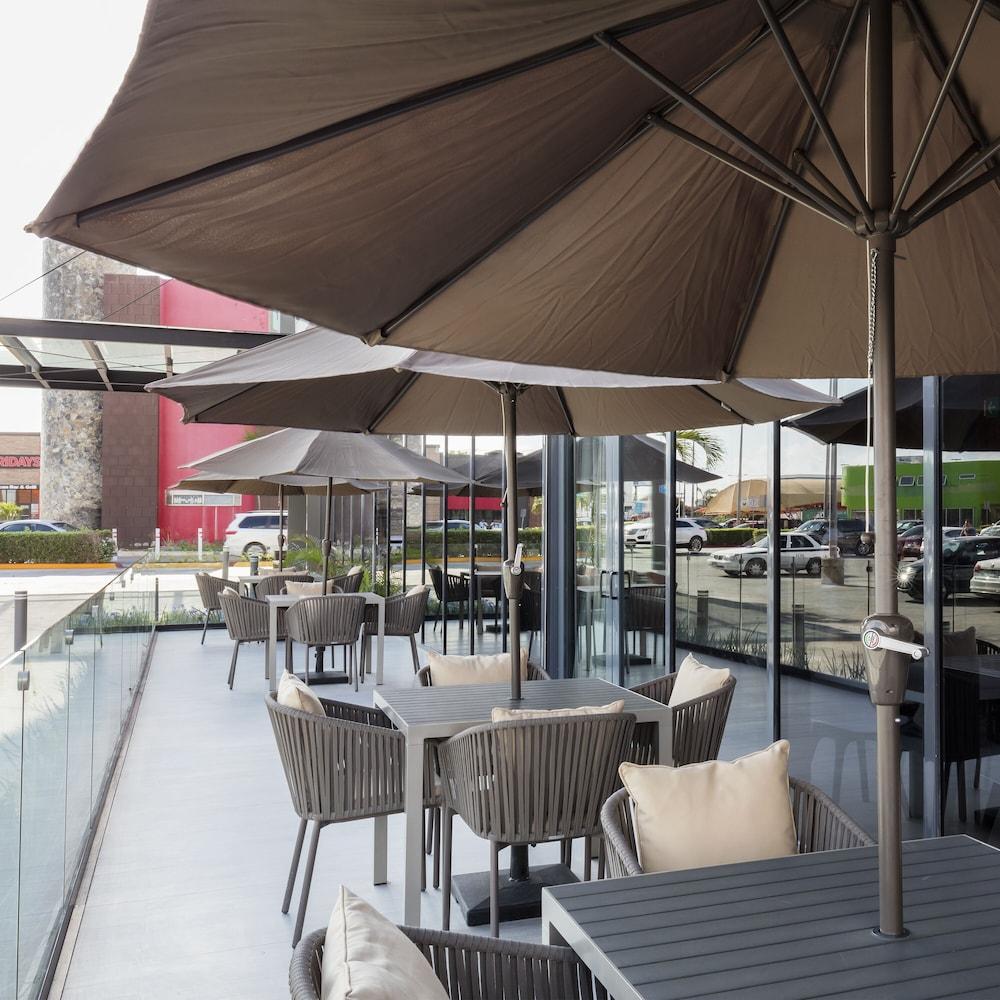 Hampton Inn By Hilton Cancun Cumbres Exterior photo